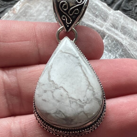 Natural Howlite Handcrafted Stone Jewelry Crystal Pendant - Picture 6 of 7